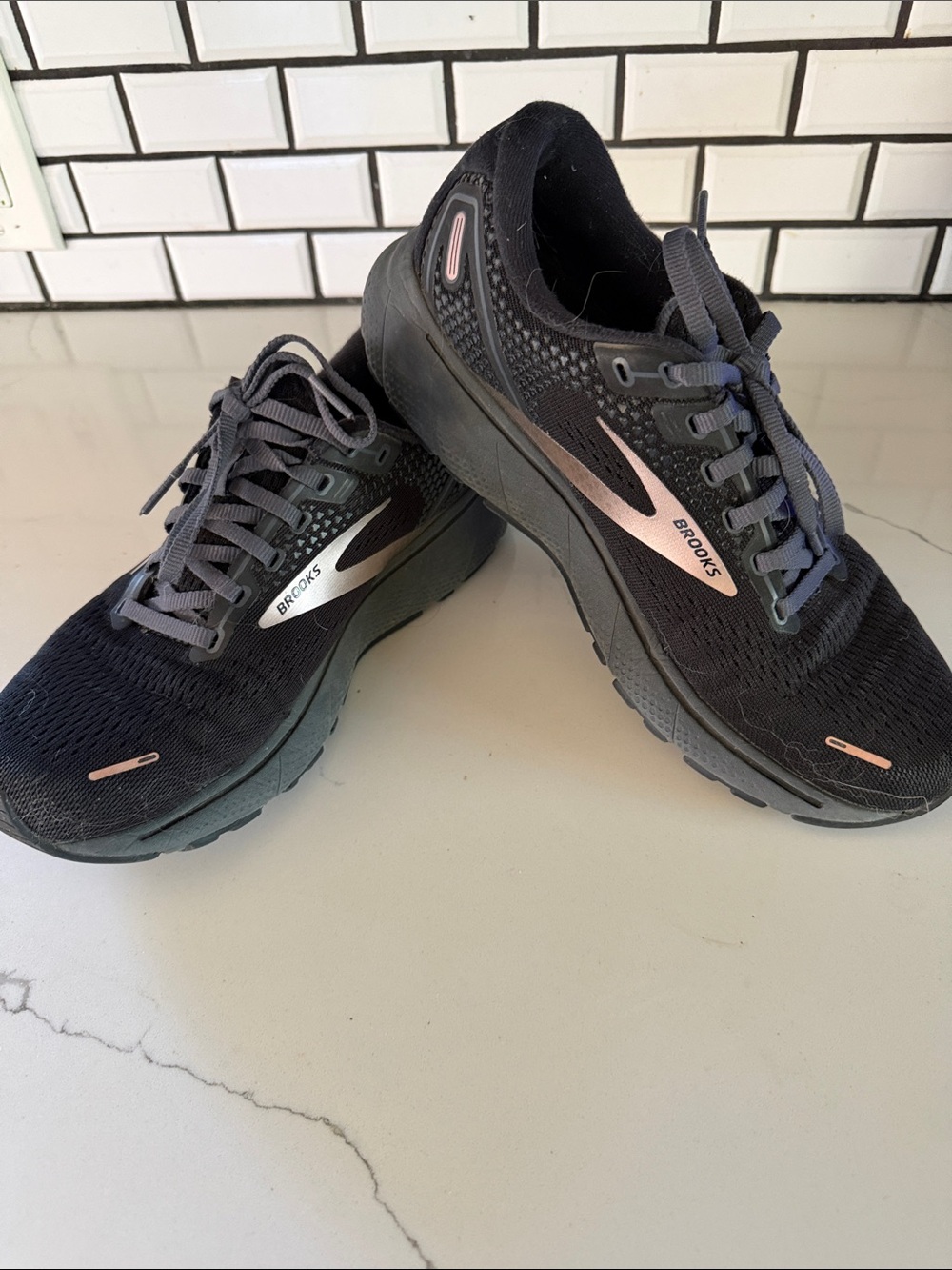 Brooks Women’s Ghost 14 Black Running Shoes w/Rose Metallic Accents Sz 9
